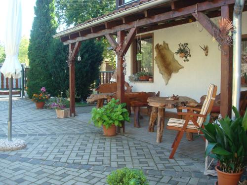 a patio with a table and chairs on a patio at Pension Seeblick in Quingenberg