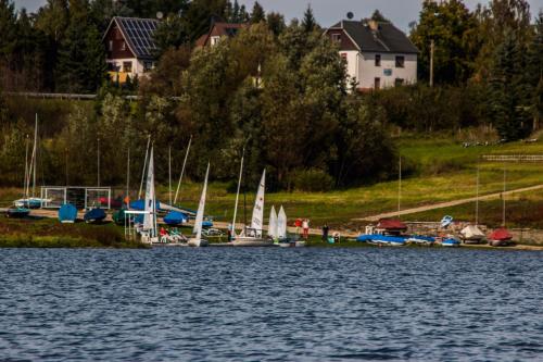 un grupo de barcos están atracados en un lago en Pension Seeblick, en Quingenberg