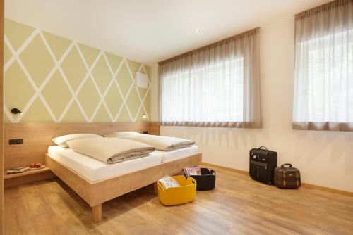 um quarto com uma cama e uma caixa amarela em Appartments Waage em Bressanone