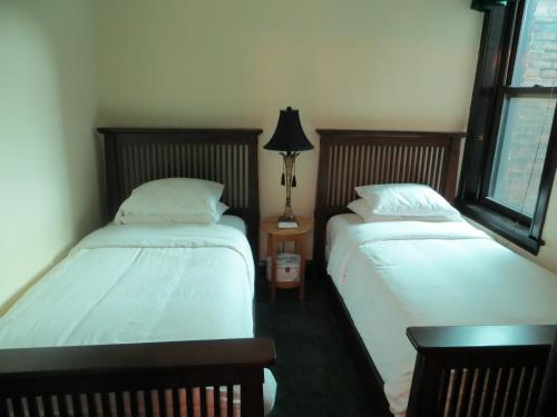 Ένα ή περισσότερα κρεβάτια σε δωμάτιο στο The Polo Inn Bridgeport U.S.A.