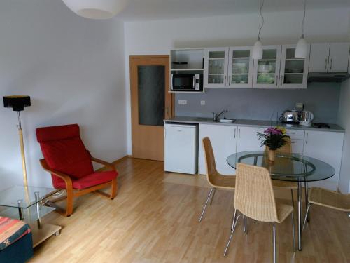 - une cuisine et une salle à manger avec une table et des chaises dans l'établissement Apartmán Maruška, à Janské Lázně