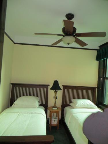 Ένα ή περισσότερα κρεβάτια σε δωμάτιο στο The Polo Inn Bridgeport U.S.A.