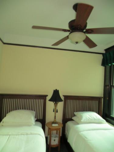 Ένα ή περισσότερα κρεβάτια σε δωμάτιο στο The Polo Inn Bridgeport U.S.A.