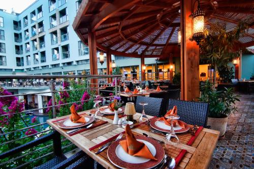 Un restaurante u otro lugar para comer en Limak Atlantis Deluxe Hotel Belek