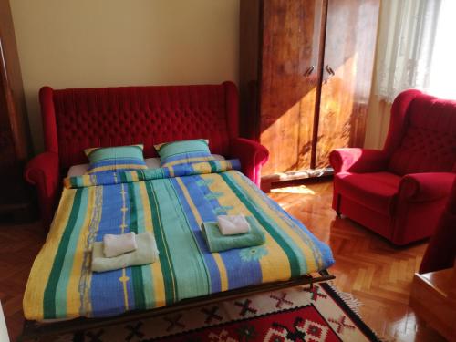 Een bed of bedden in een kamer bij Szatmari Apartman