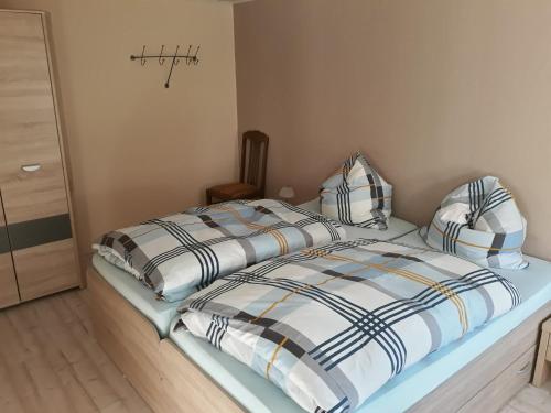 1 dormitorio con 2 camas con almohadas en Ferienwohnung "Am Weinberg", en Bad Schmiedeberg
