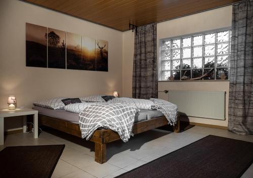 Un pat sau paturi într-o cameră la B&B Waldsolms