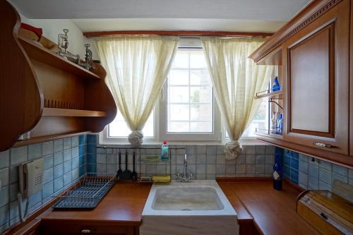 Kuchyňa alebo kuchynka v ubytovaní Seafarer's Suite