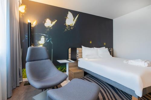 Postel nebo postele na pokoji v ubytování Novotel Wrocław City