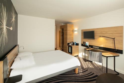 Postel nebo postele na pokoji v ubytování Novotel Wrocław City