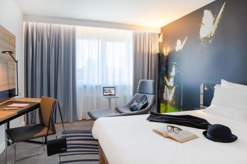 Postel nebo postele na pokoji v ubytování Novotel Wrocław City
