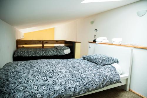 Tempat tidur dalam kamar di Domaine de Cazaban