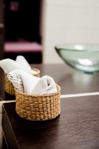 un panier de serviettes assises sur une table dans l'établissement Domaine de Cazaban, à Villegailhenc
