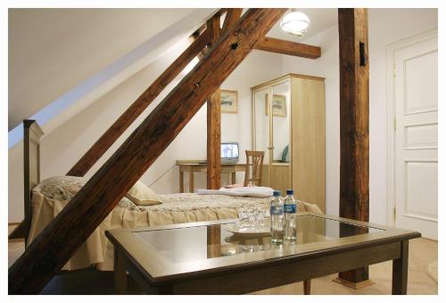 a room with a bed and a glass table at Pałac Łochów in Łochów