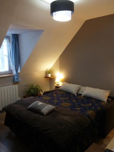 sypialnia z łóżkiem na poddaszu w obiekcie La Musette w mieście Dijon