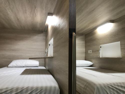 Un pat sau paturi într-o cameră la The Colour Hostel