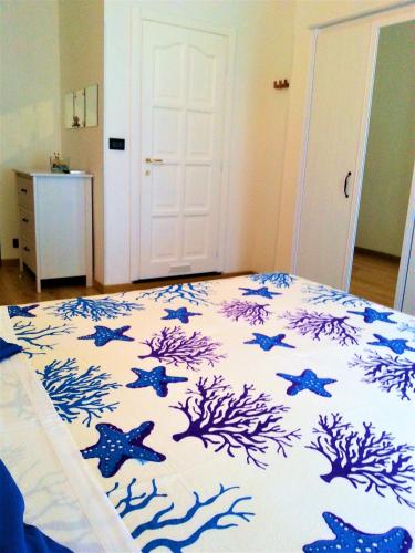 a bedroom with a bed with fish on it at Stella Marina in Camogli