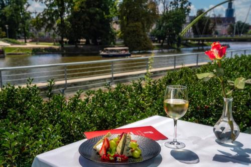Výhled na řeku, která protéká v blízkosti hotelu