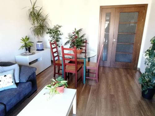 ein Wohnzimmer mit einem Tisch und Stühlen in der Unterkunft Apartamento PRANA Junto al Alcázar in Toledo