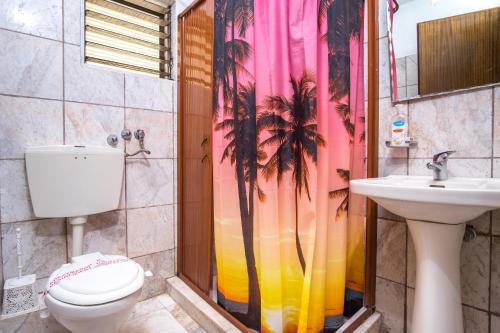 A bathroom at Kostas Studios