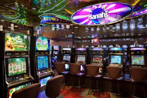 a bunch of slot machines in a casino at Harrah's Joliet, A Caesars Destination in Joliet