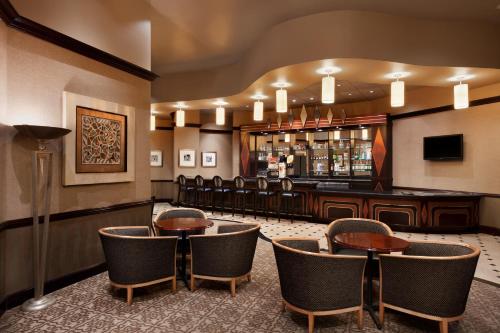 restauracja ze stołami i krzesłami oraz bar w obiekcie Harrah's Joliet Casino Hotel w mieście Joliet