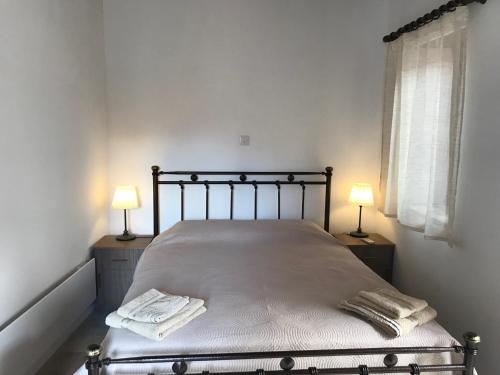 Postel nebo postele na pokoji v ubytování Omodos Katoi Holiday Homes