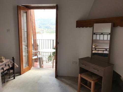 Balkón nebo terasa v ubytování Omodos Katoi Holiday Homes