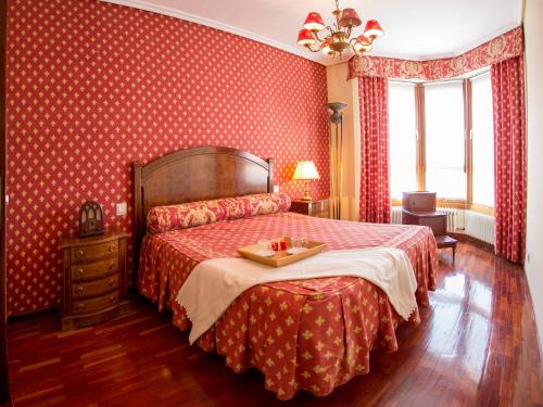czerwona sypialnia z łóżkiem z tacą w obiekcie CHALET HARO (LA RIOJA) w mieście Haro
