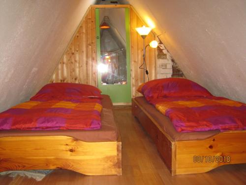 2 camas individuales en una habitación con ático en Augustinern 26, en Quedlinburg