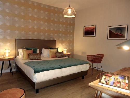 une chambre d'hôtel avec un lit et une table dans l'établissement la Cour des Sens - La Maison, à Lagnes