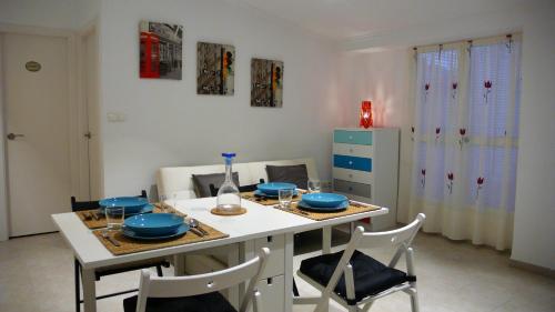 a kitchen with a table with blue dishes on it at Apartamento Portalet 7 in Benaguacil
