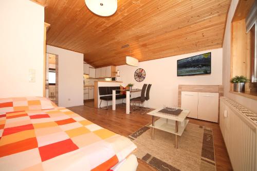 um quarto com uma cama e uma mesa num quarto em Appartement Oliver em Schladming
