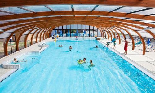 un groupe de personnes dans une piscine dans l'établissement Mobil home 430, à Litteau