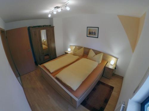 a small bedroom with a bed in a room at Ferienwohnung Am Berzdorfer See, Görlitz, Klein Neundorf, Seestraße in Görlitz