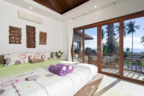 um quarto com uma cama e uma varanda em Villa Liu em Nathon