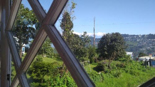 ゲストハウスから撮影された、または一般的な山の景色