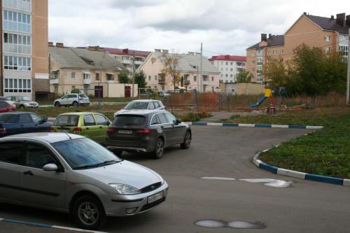 オクチャブリスキーにあるApartment Gubkina 15の駐車場に停車した車の集団