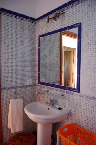 a bathroom with a sink and a mirror at Residencial La Teja in Zahora