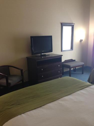 a bedroom with a bed and a flat screen tv at Wingate by Wyndham - York in York