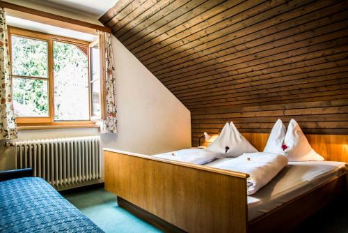 マリアプファルにあるfanning 91 (zur Veitlerin)の木製の壁のドミトリールームのベッド1台分です。