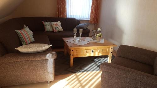 ein Wohnzimmer mit einem Sofa und einem Couchtisch in der Unterkunft Café Hausnordlicht - Ferienwohnung 1 in Dornum