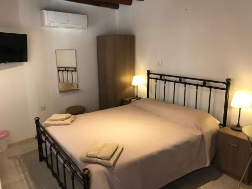 Postel nebo postele na pokoji v ubytování Omodos Katoi Holiday Homes