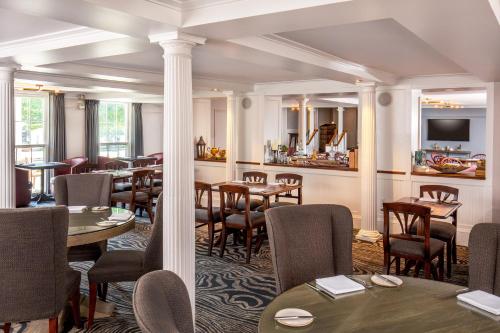 een restaurant met tafels en stoelen in een kamer bij The Equinox Golf Resort & Spa in Manchester