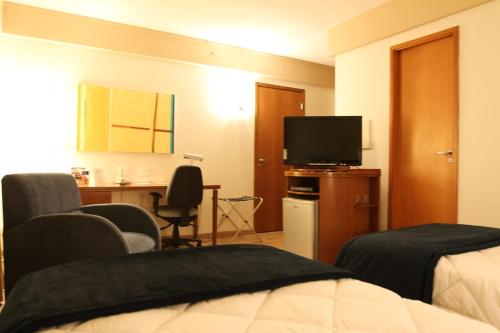 Una televisión o centro de entretenimiento en Travel Inn Live & Lodge Ibirapuera Flat Hotel
