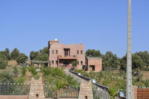an old building in the middle of a garden at Maison d'hôtes Tinwitchi in Azilal