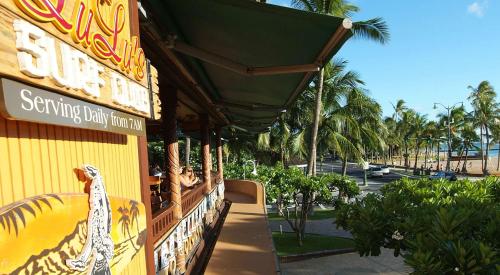 Taman di luar Park Shore Waikiki
