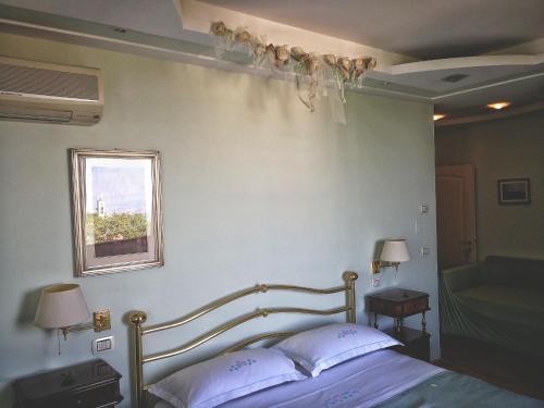 a bedroom with a bed and a window at Il Giardino dei Frati in Roncofreddo