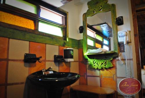 y baño con lavabo y espejo. en Hotel Hacienda Don Juan en San Cristóbal de Las Casas