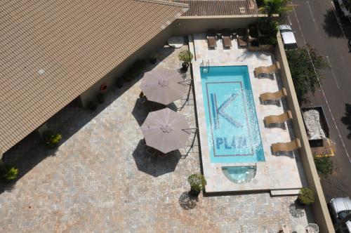 an overhead view of a swimming pool with umbrellas at Hotel Kehdi Plaza in Barretos